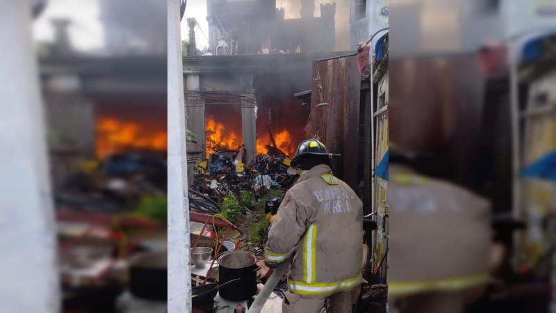 Incendio consume parte de una vivienda, en Morelia 