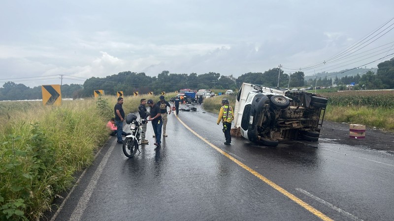 Muere joven en choque de dos camionetas en la Zamora-Morelia