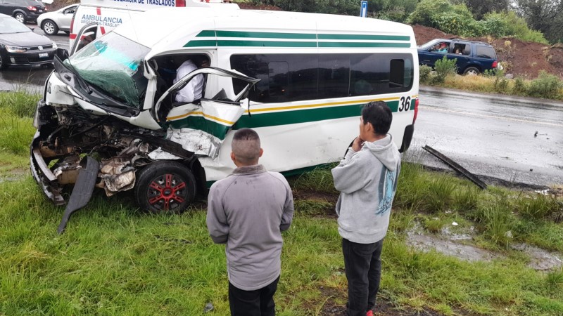 Resultan con lesiones 8 personas en choque en la Pátzcuaro-Opopeo