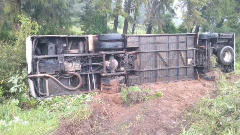 Ocho herido, tras volcadura de autobús, en la Pátzcuaro-Uruapan 