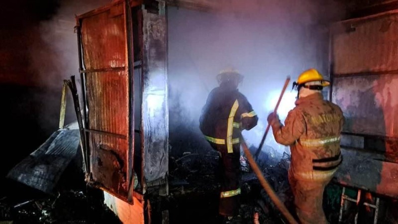 Incendio arrasa con vivienda y camioneta, en Pátzcuaro 