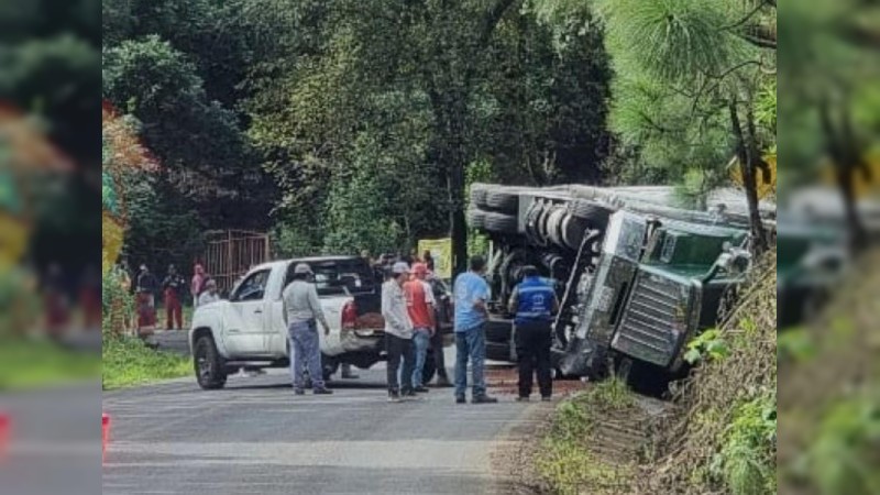 Vuelca tráiler, en la carretera Madero-Acuitzio