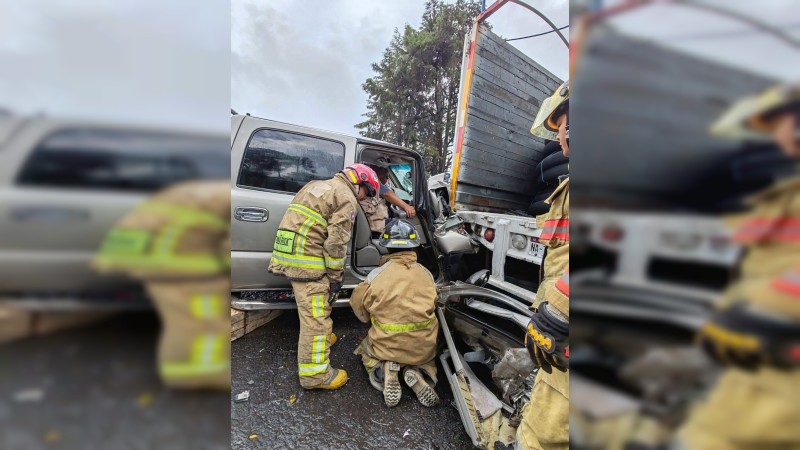 Un prensado deja choque entre camionetas, en Uruapan 