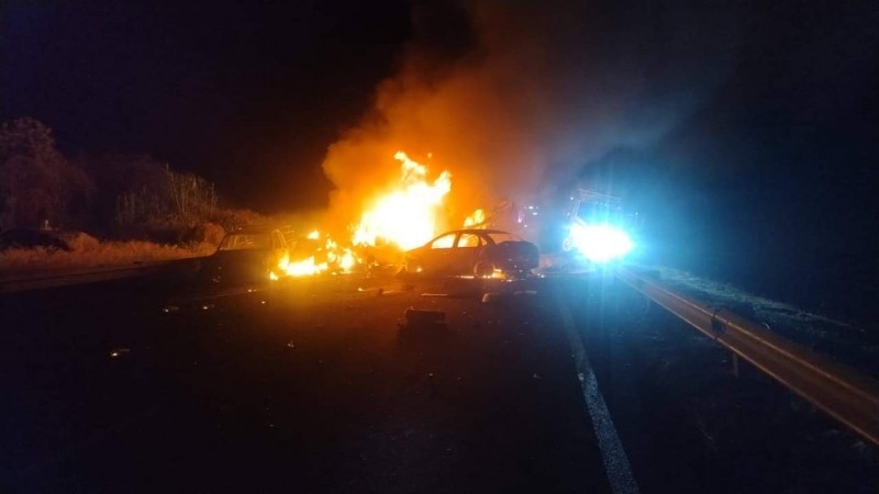 Brutal choque deja autos calcinados, en autopista de Occidente 