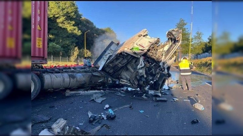 Choque de camiones deja un herido de gravedad, en la Siglo 21