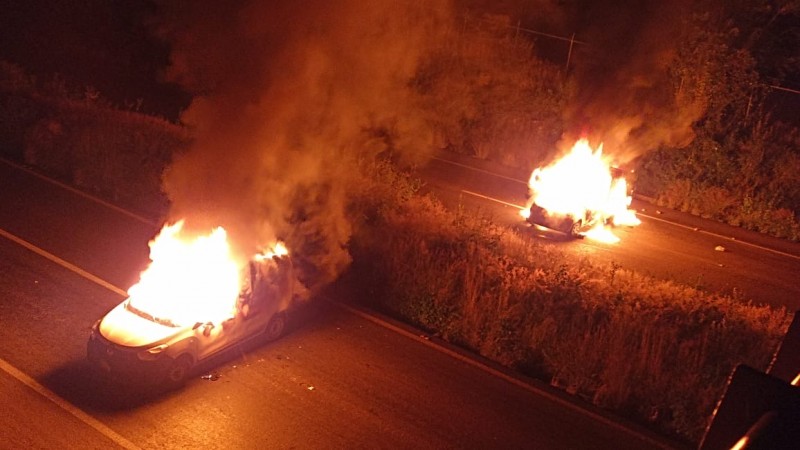 Policías persiguen a normalistas y estos incendian autos 