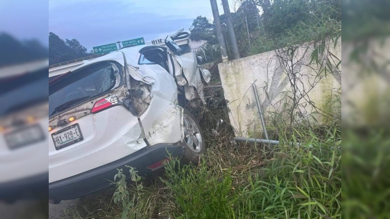 Muere tras estrellar su camioneta contra un puente, en la Siglo 21