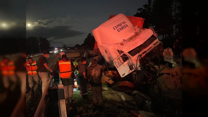 Tráiler se accidenta, en la autopista de Occidente  