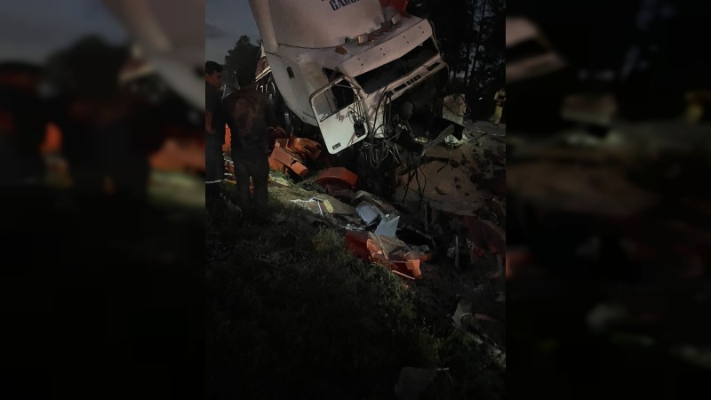 Tráiler se accidenta, en la autopista de Occidente  