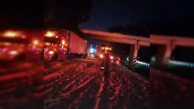 Tráiler se accidenta, en la autopista de Occidente  