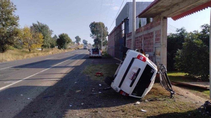 Vuelca auto, en la carretera Morelia-Pátzcuaro 