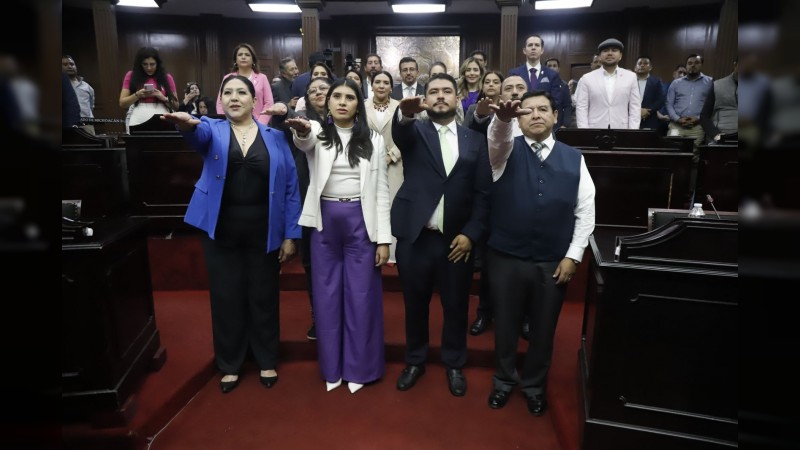 Rinden protesta nuevos funcionarios del Congreso del Estado