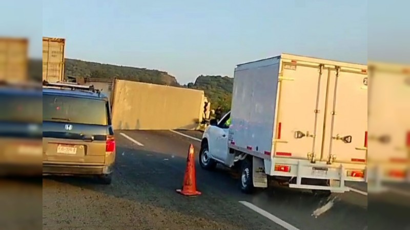 Dos accidentes colapsan la circulación vehicular, en la Autopista de Occidente  