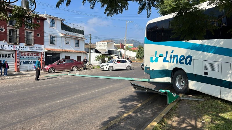 Conductor de autobús pierde control y se estrella contra poste, en Pátzcuaro 