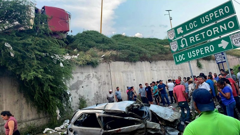 Sobreviven de milagro 4 personas tras aparatoso accidente, en Parácuaro  