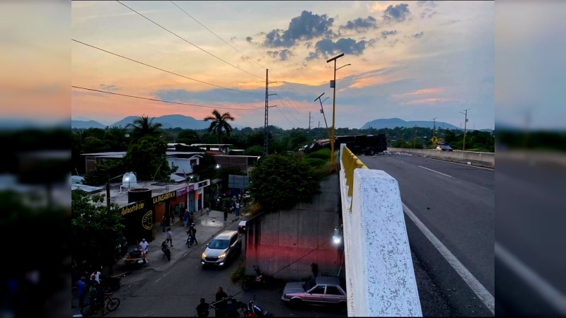 Sobreviven de milagro 4 personas tras aparatoso accidente, en Parácuaro  