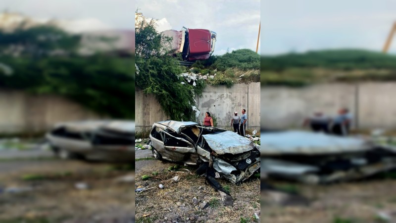 Sobreviven de milagro 4 personas tras aparatoso accidente, en Parácuaro  