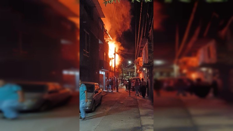 Arde la segunda planta de una vivienda en Morelia