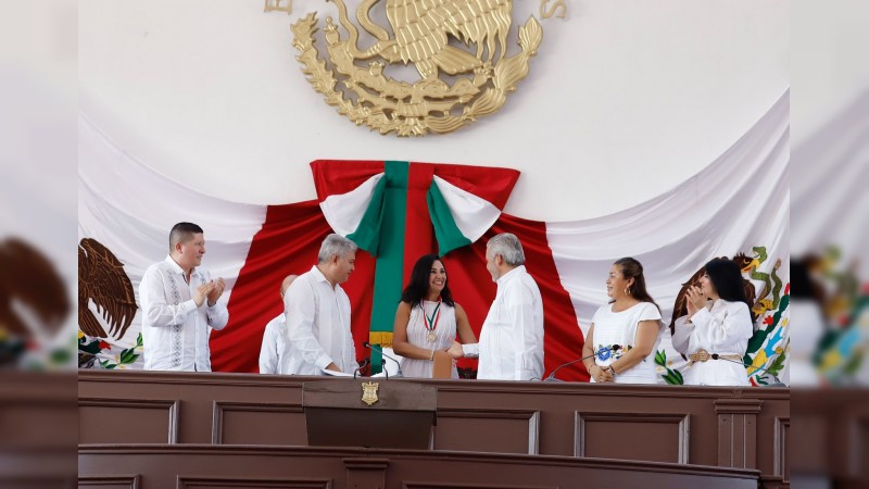 Entrega 76 Legislatura la presea Constitución de 1814 a Alma Rosa Bahena