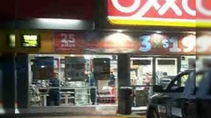 Matan a hombre a puñaladas afuera de un Oxxo, en Jungapeo 