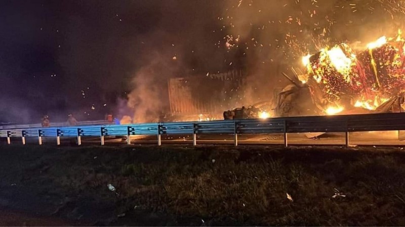 Dos tráileres se incendian, en la de Occidente  