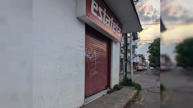 Delincuentes “vacían” sucursal de Estafeta, en Uruapan 