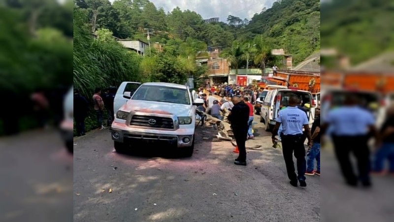 Nueve heridos, tras estallido de camioneta, en Tacámbaro  