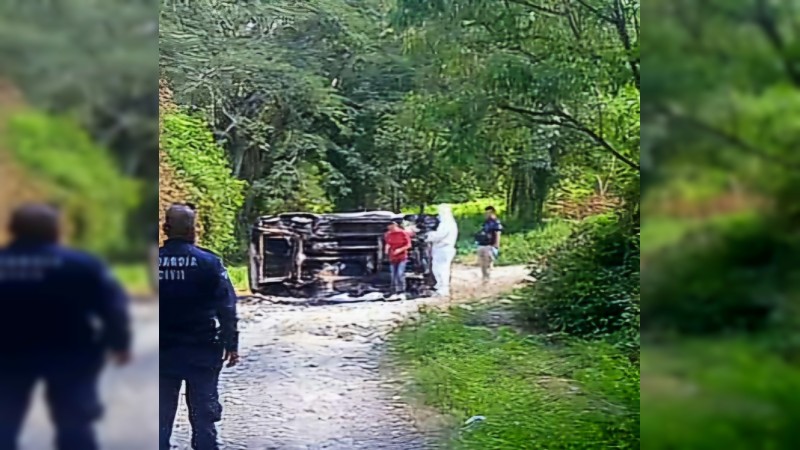 Hallan cadáver dentro de una camioneta calcinada, en Aquila 