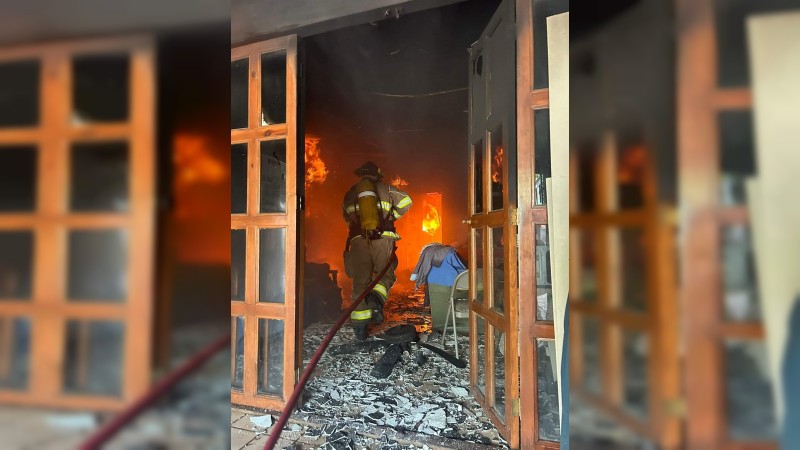 Incendio de vivienda deja cuantiosos daños materiales, en Morelia 