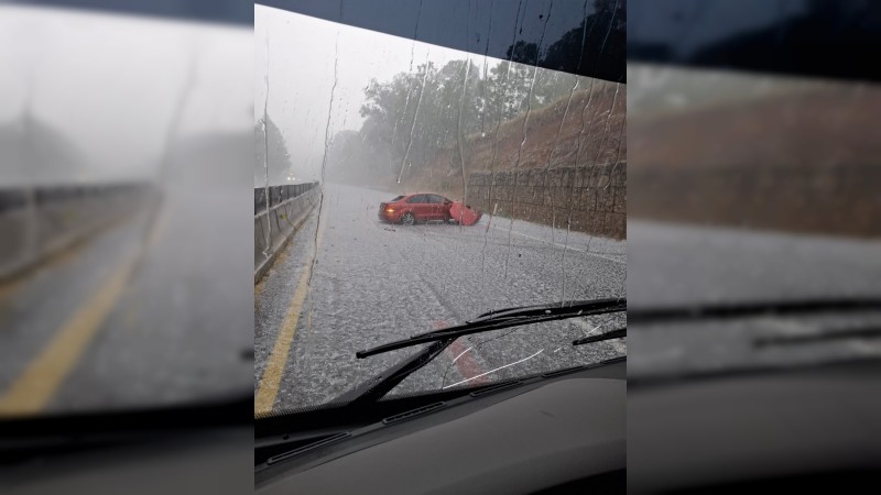 Granizada sorprende a automovilistas, en la de Occidente  