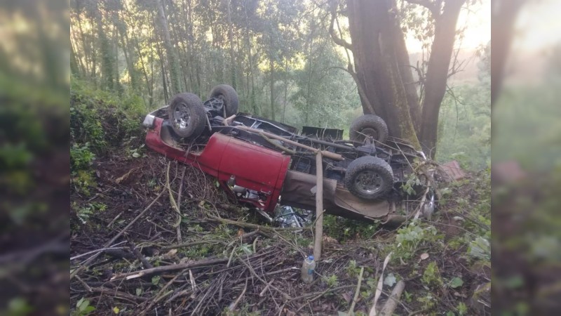 Caen en su camioneta a barranca de 45 mts de profundidad y se salvan 