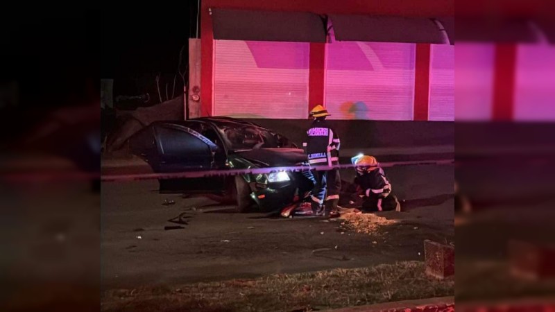 Muere conductor al chocar su auto contra una palmera en Tacámbaro