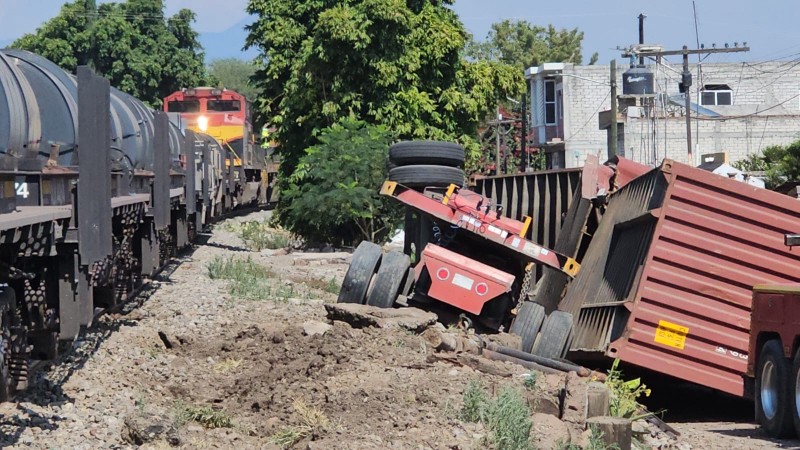 Tráiler intenta ganarle el paso al ferrocarril y termina embestido 