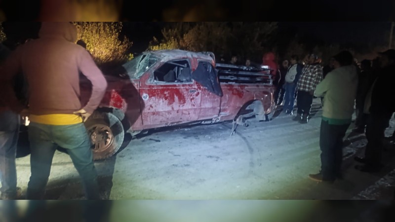 Tráiler embiste a 20 autos varados, en la Uruapan-Los Reyes; hay 1 muerto y 14 heridos  