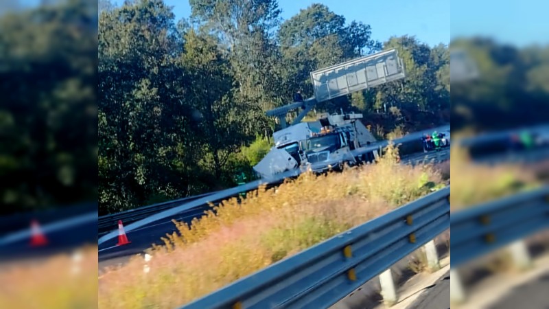 Camión choca contra barra de contención, en la Siglo 21 