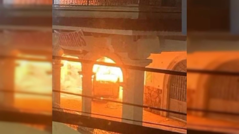 Terror, en Zinapécuaro: con “monstruos” delincuentes irrumpen en municipio e incendian autos 