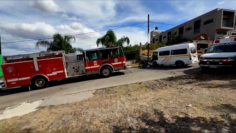 Unidad de transporte choca y conductor queda prensado, en Jiquilpan 