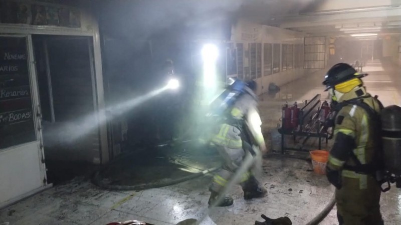 Incendio consume 3 locales de Tu Plaza Capuchinas, en Morelia 