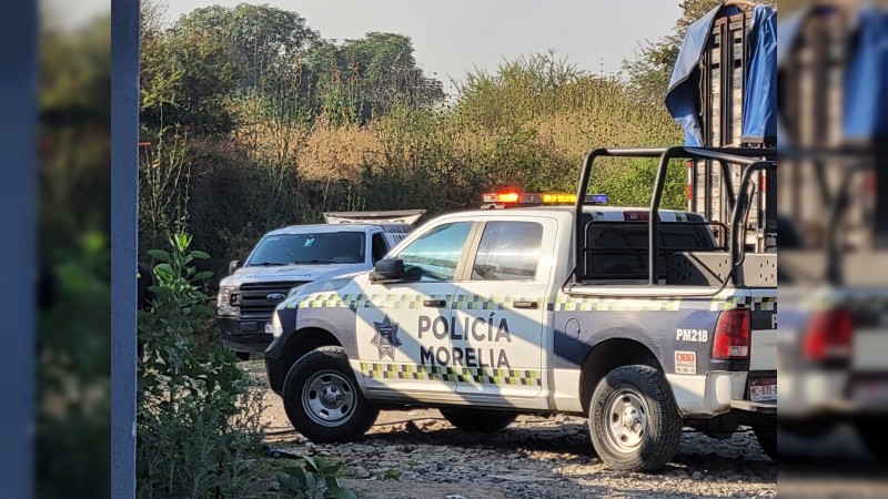 Tiran cadáveres de 2 personas, en baldío de Morelia