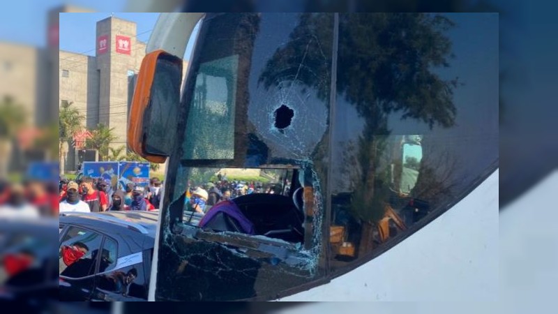 Normalistas vandalizan autobuses y bloquean vialidades, en Morelia 