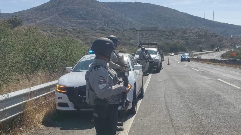 Tiran cadáver de hombre, a la orilla de la autopista de Occidente 