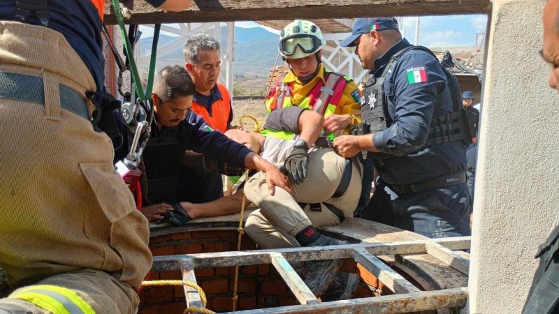 Hombre cae a un pozo, en Morelia; bomberos lo rescatan  