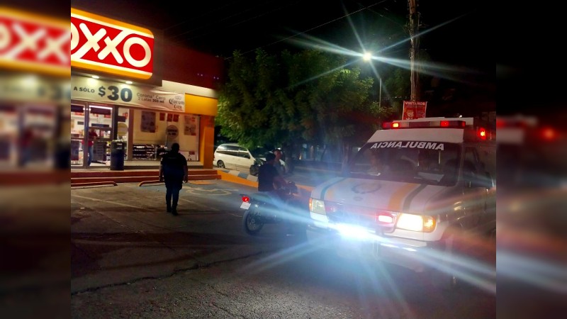 Balean a hombre afuera de un  Oxxo, en Apatzingán 