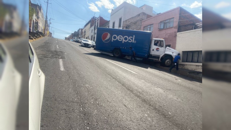 Choca camión contra fachada de vivienda, en Morelia  