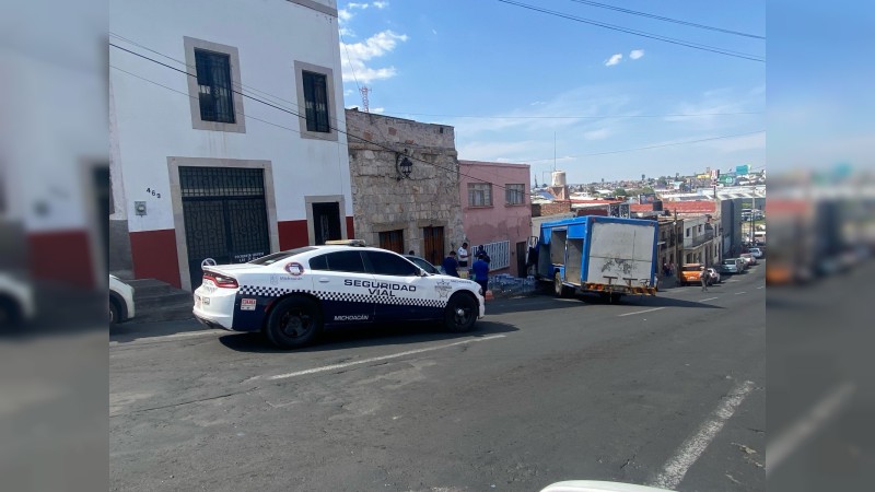 Choca camión contra fachada de vivienda, en Morelia  