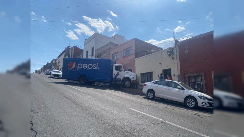 Choca camión contra fachada de vivienda, en Morelia  