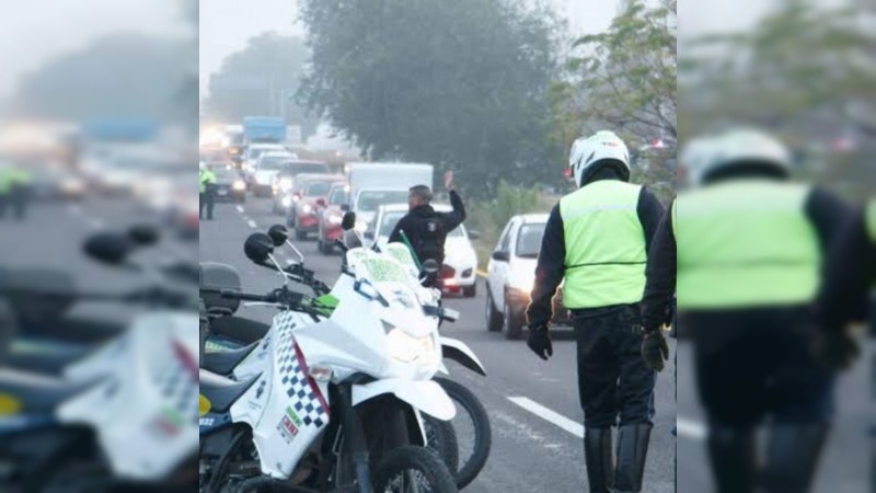 Uniformado detiene marcha de camión y comando se lo roba, en Morelia 