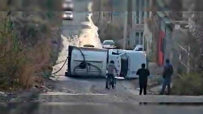 Vuelca pipa, en calles de Morelia 