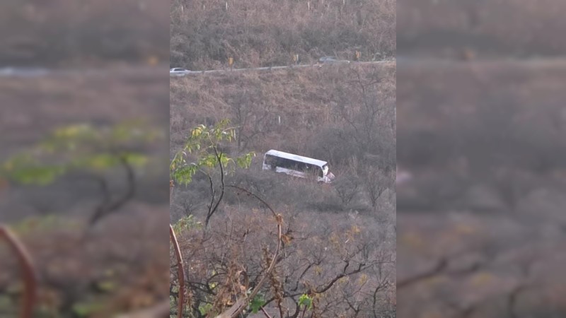 Autobús de pasajeros se precipita a barranco, en Tangamandapio 