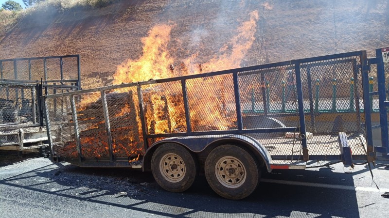 Arde camioneta, en la autopista Siglo 21  